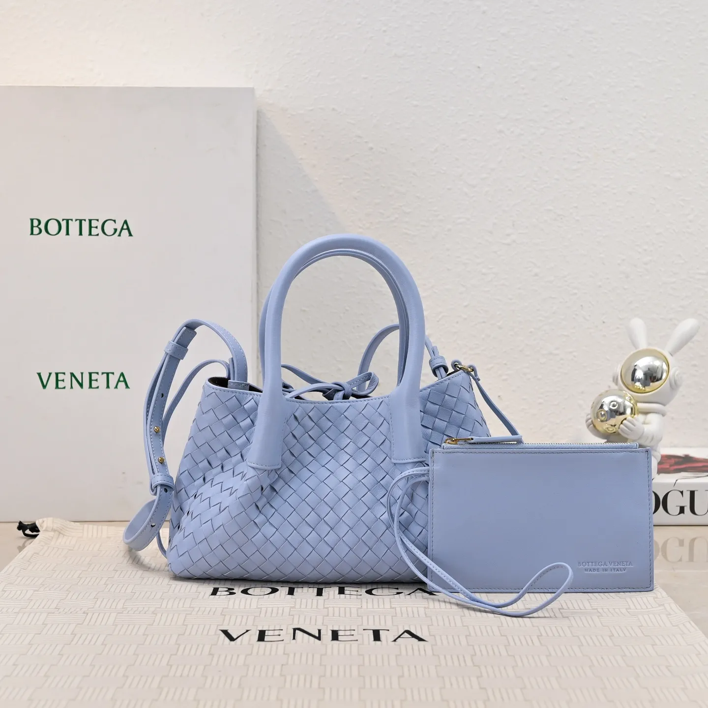 Batch 1760 BOTTEGA VENETA 2025 new product pinacoteca has super soft leather, and the weaving function, practicality and relaxed fashion sense have not fallen behind❤️‍🔥Amway has given sisters a must-have bag when going out. The size of the bag also accurately meets the commuting needs of urban beauties. It can accommodate mobile phones, keys, lipstick, powder, sunscreen, shopping bags...all of it! ! ! 🔥The capacity should not be underestimated~ It does not choose people, clothes, or occasions. With its majestic curved outline, exquisite woven texture, delicate edges and rounded handles, this woven vegetable basket bag truly achieves the goal of "dressing up and being fashionable without getting in the way"~ Are you interested in Jimei? Style number: 9004 Size: 24*15*12cm